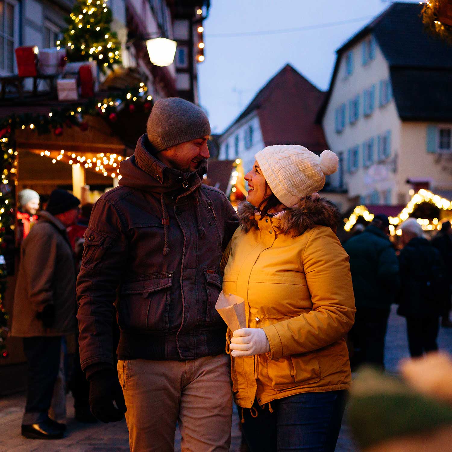 Weihnachtsmarkt-Bad-Wimpfen_234 junges Paar schlendert über den Weihnachtsmarkt Bad Wimpfen