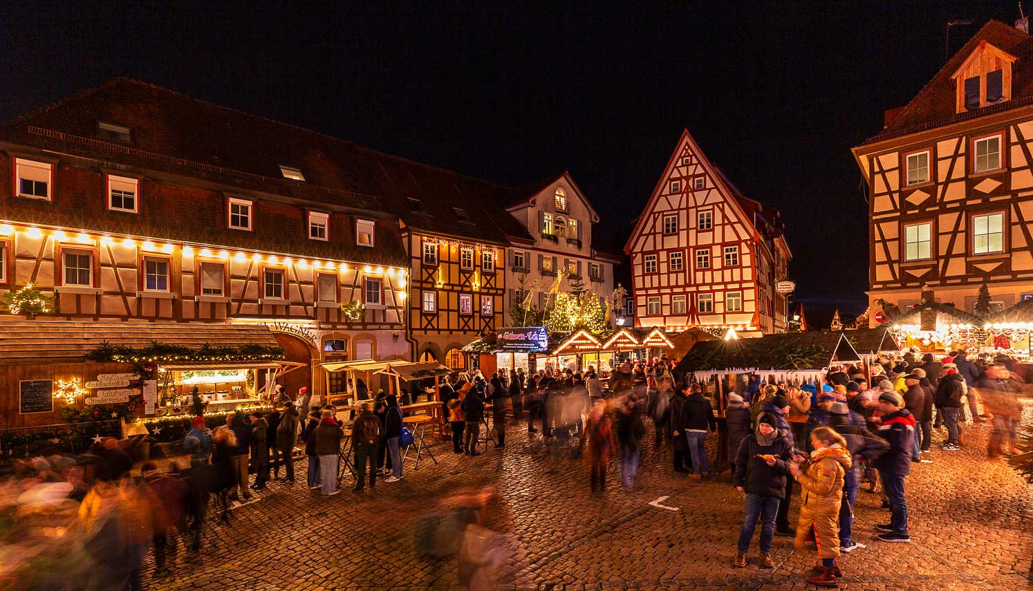 Weihnachtsmarkt-Bad-Wimpfen_Header_JHa_041 Marktstände auf dem Weihnachtsmarkt Bad Wimpfen umgeben von Fachwerkhäusern