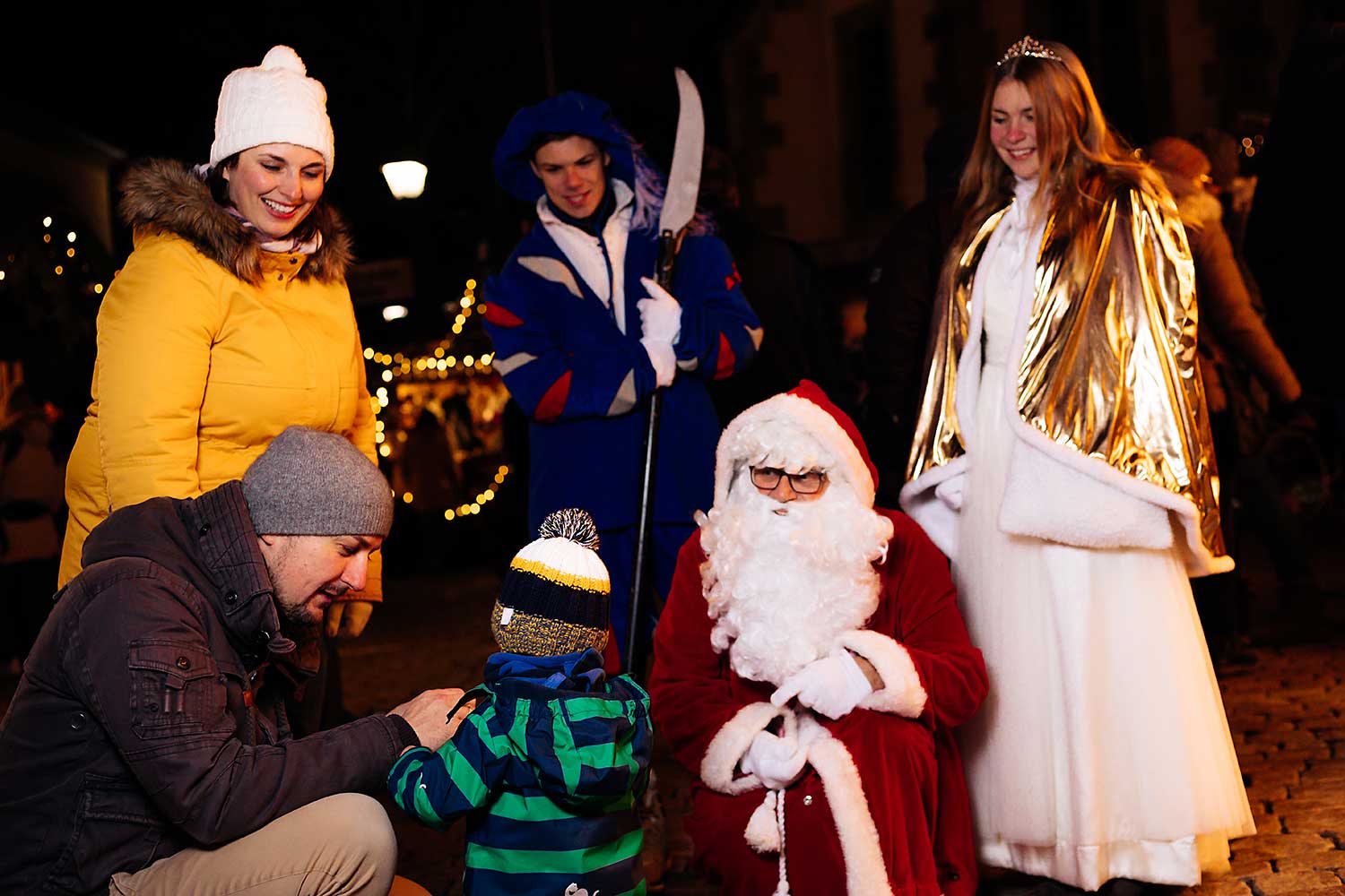 Weihnachtsmarkt-Bad-Wimpfen_Nikolaus_262 Nikolaus und Christkind verteilen kleine Geschenke an Kinder auf dem Weihnachtsmarkt Bad Wimpfen