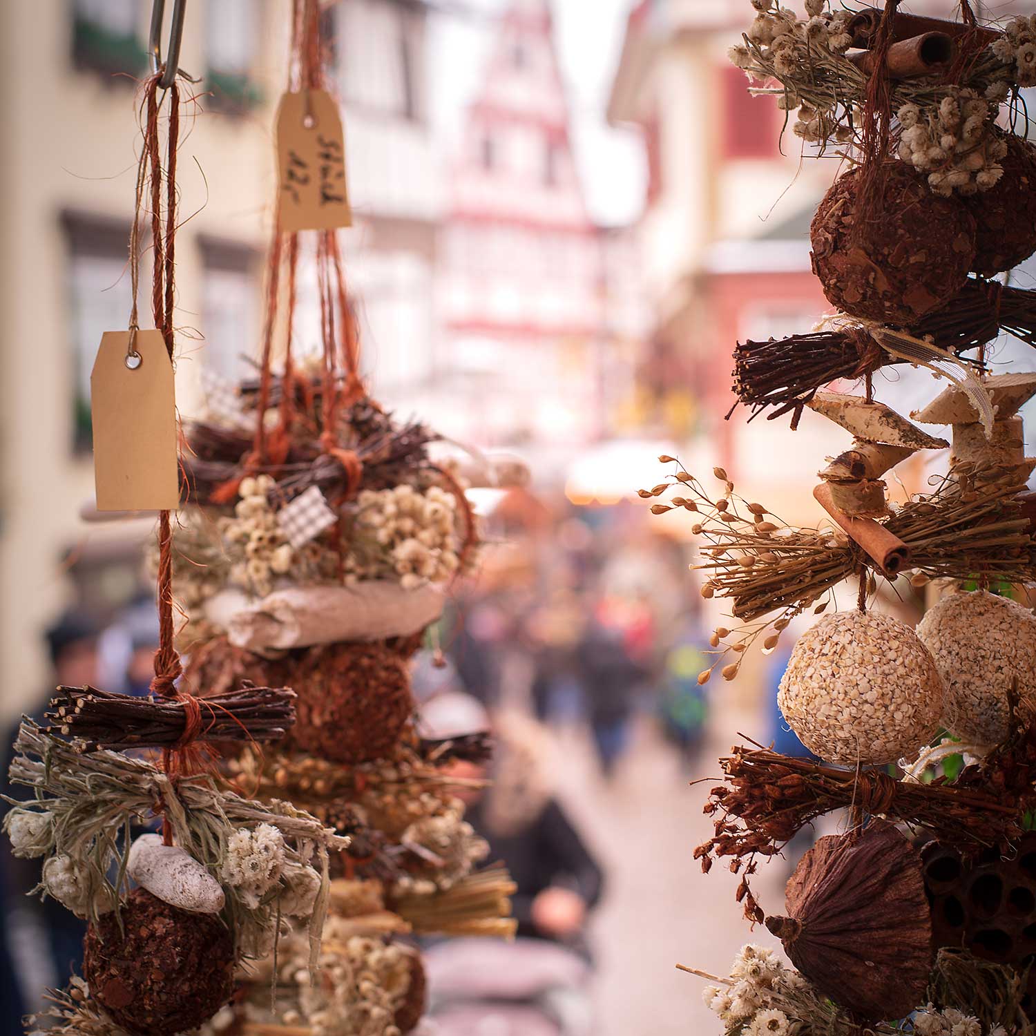 Weihnachtsmarkt-bad-wimpfen-Marktstand-mit-Deko_299 Marktstand mit schoener Deko auf dem Altdeutschen Weihnachtsmarkt Bad Wimpfen