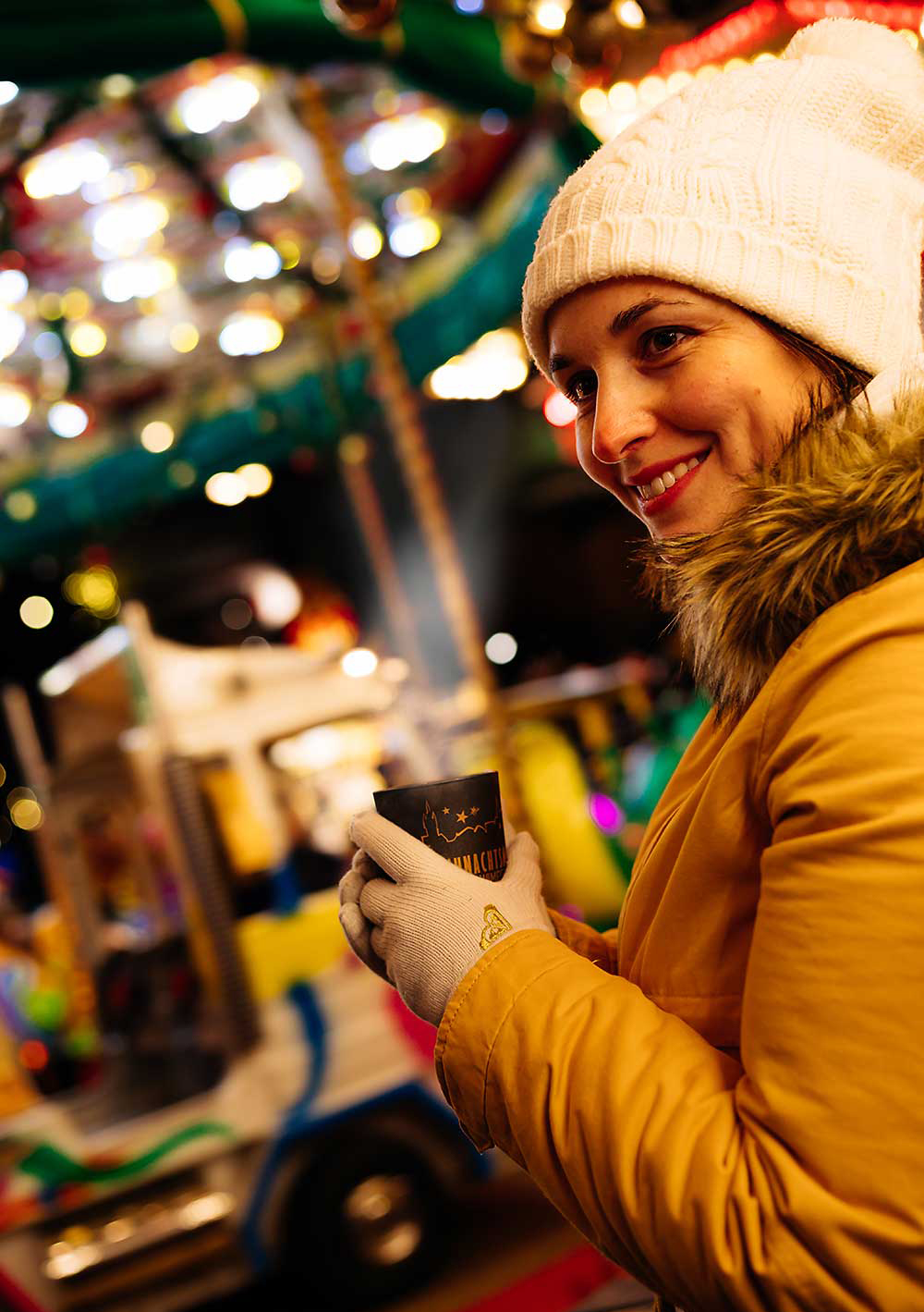 Weihnachtsmarkt-bad-wimpfen_Kinderkarussell_248 Junge Frau steht vor Kinderkarussell