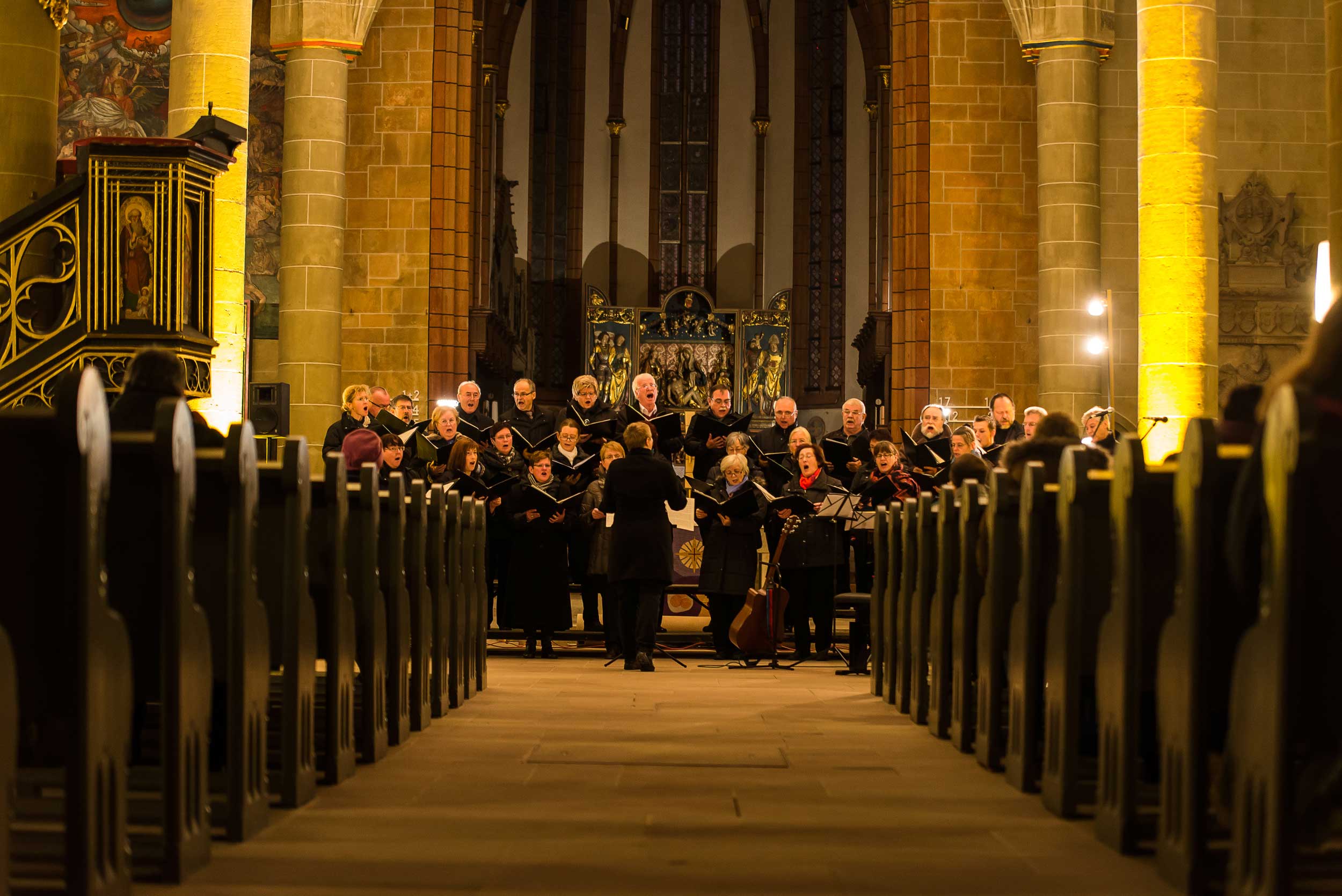 Chor singt in einer Kirche in Bad Wimpfen zum Weihnachtskonzert